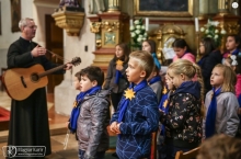 img2.jpg - ÖTSZÁZAN AZ EGYMILLIÓBÓL – RÓZSAFÜZÉRT IMÁDKOZÓ GYERMEKEK TANÚSÁGTÉTELE SZOLNOKON