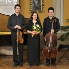 2465.jpg - A TRIO RITORNO KAMARAEGYÜTTEST HALHATTUK AZ OKTÓBERI PALOTAKONCERTEN