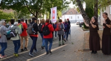 Szecseny_vonulas2.jpg - KARITÁSZ MUNKATÁRSAK ZARÁNDOKLATA