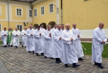 AKAV003_M.JPG - ÉLJÉTEK ÁT HITBEN ÉS SZERETETBEN A LITURGIÁT - AKOLITUSAVATÁS A VÁCI EGYHÁZMEGYÉBEN