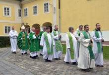 AKAV008_M.JPG - ÉLJÉTEK ÁT HITBEN ÉS SZERETETBEN A LITURGIÁT - AKOLITUSAVATÁS A VÁCI EGYHÁZMEGYÉBEN
