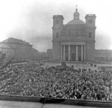 pétery 7-Váci-Konstantin-tér-háttérben-a-székesegyházzal-az-1956-os-forradalom-idején-egykor.hu_.jpg - „HOZZÁTOK HAZA A PÜSPÖKÖTÖKET!” – 1956-BAN ÚJRA VÁCON A PÜSPÖK