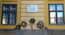 pétery tábla homlokzattal, koszórúval.jpg - „HOZZÁTOK HAZA A PÜSPÖKÖTÖKET!” – 1956-BAN ÚJRA VÁCON A PÜSPÖK
