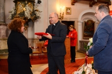 ERD095.jpg - „NE CSAK SZÓVAL ÉS BESZÉDDEL SZERESSÜNK, HANEM TETTEL ÉS IGAZSÁGGAL!” – SZENT-ERZSÉBET DÍJBAN RÉSZESÜLT A KARITÁSZ HÁROM ÖNKÉNTESE