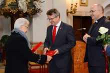 ERD105.jpg - „NE CSAK SZÓVAL ÉS BESZÉDDEL SZERESSÜNK, HANEM TETTEL ÉS IGAZSÁGGAL!” – SZENT-ERZSÉBET DÍJBAN RÉSZESÜLT A KARITÁSZ HÁROM ÖNKÉNTESE