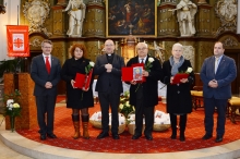 ERD113.jpg - „NE CSAK SZÓVAL ÉS BESZÉDDEL SZERESSÜNK, HANEM TETTEL ÉS IGAZSÁGGAL!” – SZENT-ERZSÉBET DÍJBAN RÉSZESÜLT A KARITÁSZ HÁROM ÖNKÉNTESE