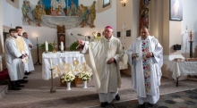 etes.JPG - PÜSPÖKI ÁLDÁS SZÁLLT A NYÁRON FELÚJÍTOTT ETESI TEMPLOMRA