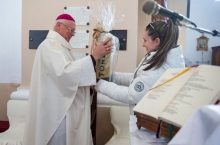 etes10.JPG - PÜSPÖKI ÁLDÁS SZÁLLT A NYÁRON FELÚJÍTOTT ETESI TEMPLOMRA