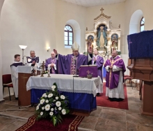 20221211_120834_M.jpg - TEMPLOMBÚCSÚN SZENTELTÉK MEG A KÍVÜL-BELÜL MEGÚJULT VIZSLÁSI TEMPLOMOT