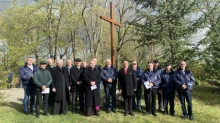 IMG_1085-768x432.jpg - ,,EGYMÁS KERESZTJÉT HORDOZZUK, LÉLEKBEN MINDVÉGIG TÁRSAK VAGYUNK!” - ÖKUMENIKUS KERESZTÚT VOLT VÁCON