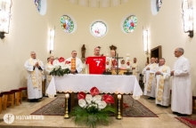 fel.JPG - ÉLŐ KÖVEKKÉ KELL VÁLNOTOK – MARTON ZSOLT MEGÁLDOTTA A 100 ÉVES, MEGÚJULT FELSŐGÖDI TEMPLOMOT