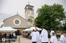 felsőo.JPG - ÉLŐ KÖVEKKÉ KELL VÁLNOTOK – MARTON ZSOLT MEGÁLDOTTA A 100 ÉVES, MEGÚJULT FELSŐGÖDI TEMPLOMOT