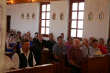 Szalmatercs ünneplő közösség.jpg - EREKLYE ÉRKEZETT A SZALMATERCSI SZENT IMRE TEMPLOMBA