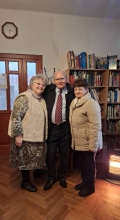 Középen Dr. Bablena Ferenc István, a Nógrád Vármegyei Közgyűlés alelnöke, bal oldalon Kovács Attiláné, a kiállítás főszervezője és jobb oldalon Bodnár Ilona, az egyik segítő