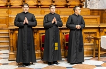 Takács Márton, Szilvágyi-Hordós Tamás, Balogh Benedek - BALOGH BENEDEK KISPAPUNK IS REVERENDÁT ÖLTÖTT