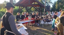 Karolinás hangszerbemutató a palota kertjében